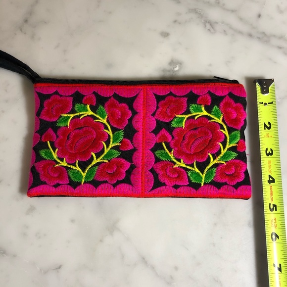 Embroidered Floral Wristlet 🌺 - Picture 4 of 5